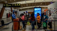 Calon penumpang antre untuk memasuki ruang tunggu di Bandara Husein Sastranegara, Bandung, Jawa Barat, Kamis (13/7/2023).  