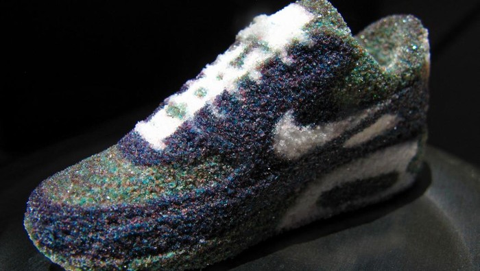 Siapa Sangka, Sepatu Ini Terbuat dari Gula A Nike running shoe made of sugar was made by a 3D printer at Sugar Lab, a California company that is using its 3D printing technology to deliver 3D printed candy and chocolates in Los Angeles, California, U.S., July 8, 2023. REUTERS/Mike Blake