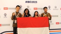 Calvin Shevchenko (SMA Katolik St. Louis 1 Surabaya) dan Nicholas Sidik (SMA Methodist 2 Medan) berhasil mendapat medali perak, sedangkan Nakeisha Jovita Purnomo (SMAK Penabur Gading Serpong) dan Mariel Chrysantha Tampubolon (SMAN 2 Kota Tangerang Selatan) berhasil membawa pulang medali perunggu. Foto: Dok KBRI Abu Dhabi 