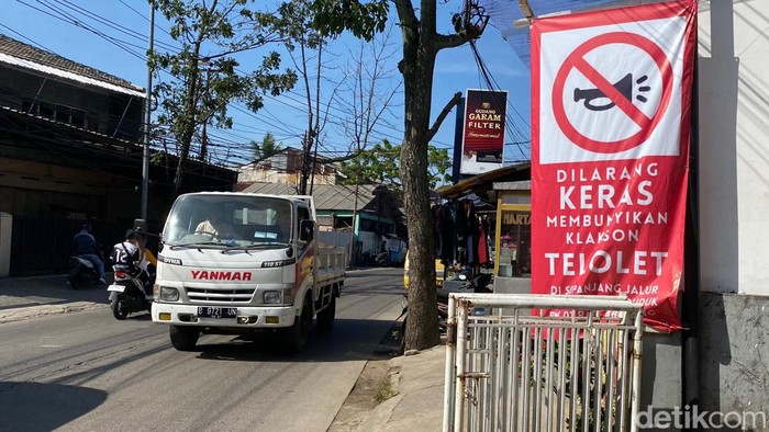 Spanduk larangan sopir bus membunyikan klakson telolet di Gedebage