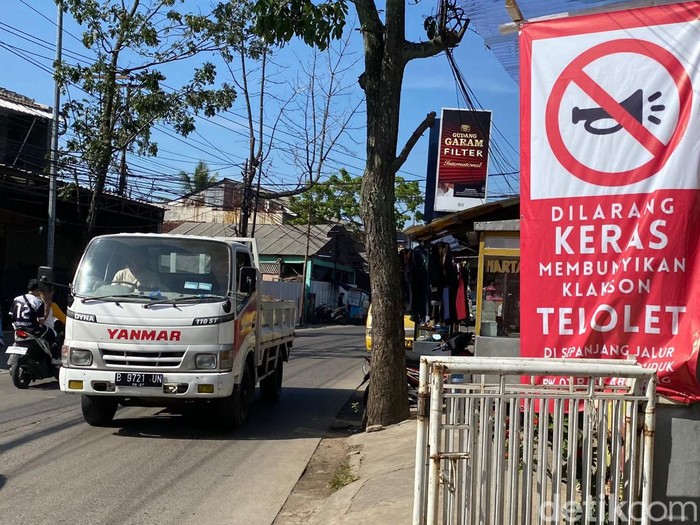Spanduk larangan sopir bus membunyikan klakson telolet di Gedebage