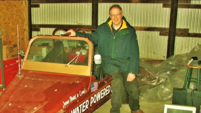 Stanley Meyer berfoto dengan mobil yang berjalan dengan bahan bakar air.
