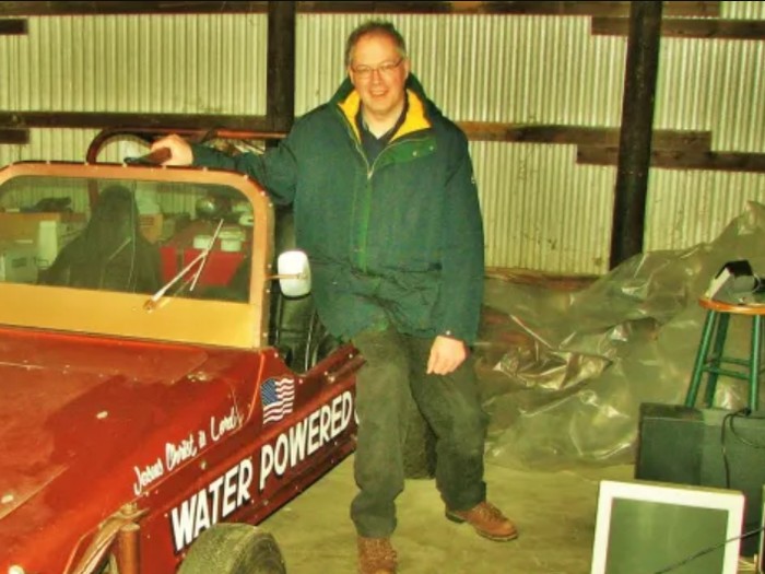 Stanley Meyer berfoto dengan mobil yang berjalan dengan bahan bakar air.