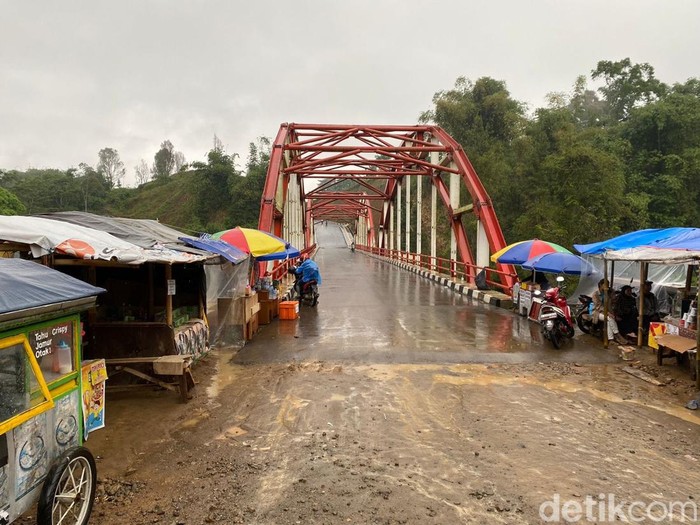 Suasana pedagang kaki lima di Jembatan Merah Sukabumi