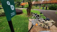 Taman ini juga telah dilengkapi dengan tempat parkir sepeda. 