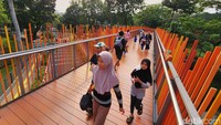 Di taman ini terdapat jembatan panjang yang bernama Infinity Link Bridge. Jembatan ini menghubungkan taman utara dan selatan.  