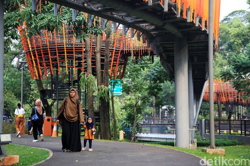 Tebet Eco Park meraih penghargaan dari Design Singapore Council. Begini suasana taman yang direvitalisasi di era Gubernur DKI Jakarta Anies Baswedan tersebut.