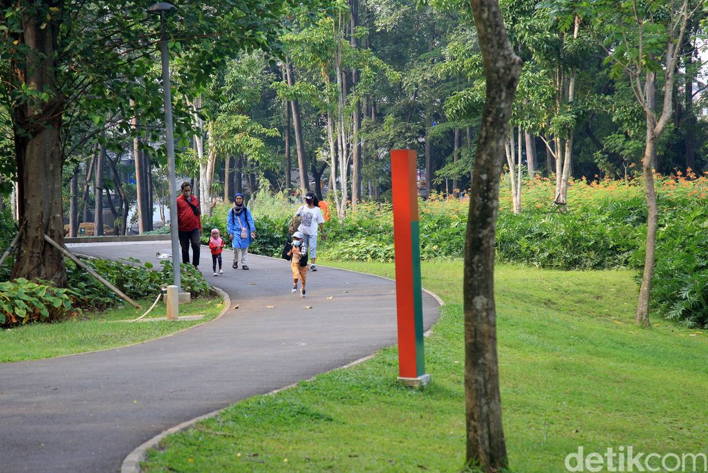 Tebet Eco Park meraih penghargaan dari Design Singapore Council. Begini suasana taman yang direvitalisasi di era Gubernur DKI Jakarta Anies Baswedan tersebut.