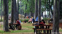 Sejumlah warga menikmati sore di Tebet Eco Park.  