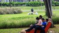Suasana yang asri membuat pengunjung betah berlama-lama di taman tersebut.  