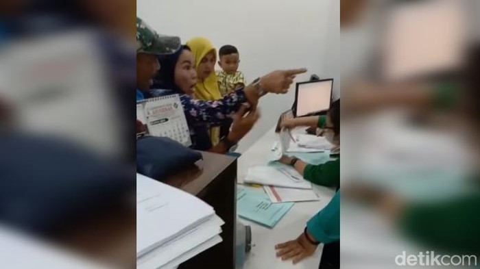 Tangkapan layar video viral keluarga pasien mengamuk di RS Wira Husada Kisaran, Asahan.