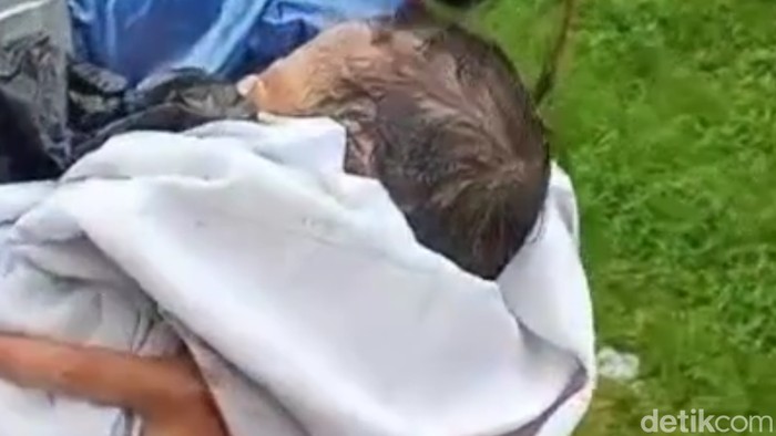 Tangkapan layar video viral penemuan bayi di Tanjungpinang, Kepri.