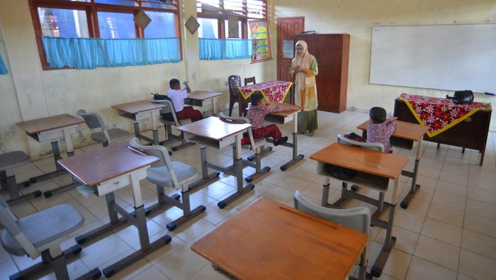 Tiga murid mengikuti kegiatan belajar di SDN 23 Lolong Padang, Sumatera Barat, Kamis (13/7/2023). Awal tahun ajaran baru, murid kelas 1 di sekolah tersebut hanya berjumlah tiga orang, meliputi dua murid baru dan satu murid tinggal kelas, akibat adanya kebijakan sistem zonasi pada Penerimaan Peserta Didik Baru (PPDB) karena di sana terdapat SDN lain yang berdekatan dan lokasi sekolah yang dekat dengan pantai.  ANTARA FOTO/Iggoy el Fitra/hp.