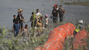 Texas Pasang Penghalang Apung di Sungai untuk Cegah Migran Menyeberang