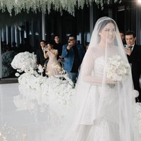 Dalam prosesi pemberkatan, Tina tampil menawan dengan. gaun putih lengan panjang lengkap dengan veil. Foto: dok. Instagram/@tinatoon101