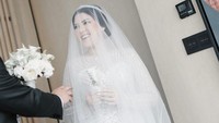 Setelah sang oma meninggal dunia, pernikahan Tina Toon dan Daniel nyaris ditunda selama 3 tahun karena adanya adat tradisi China yang masih sangat kental dipegang oleh dua keluarga mempelai. Foto: dok. Instagram Tina Toon (@sekisah.photo)