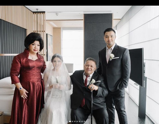 Pernikahannya tersebut telah dilaksanakan pada bulan Juni. Dalam penjelasannya, Tina Toon seharusnya menunda pernikahannya hingga beberapa tahun ke depan karena dalam adat China tidak baik melangsungkan pernikahan ketika dalam masa berduka, di mana sang oma meninggal di tahun lalu. Foto: dok. Instagram/@tinatoon101