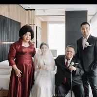 Pernikahannya tersebut telah dilaksanakan pada bulan Juni. Dalam penjelasannya, Tina Toon seharusnya menunda pernikahannya hingga beberapa tahun ke depan karena dalam adat China tidak baik melangsungkan pernikahan ketika dalam masa berduka, di mana sang oma meninggal di tahun lalu. Foto: dok. Instagram/@tinatoon101