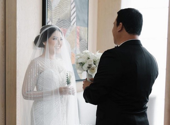 Dalam serangkaian foto pernikahan yang dibagikan Tina Toon di Instagramnya, momen tersebut tampak begitu intim. Tina Toon melaksanakan pernikahan tersebut terkesan diam-diam karena hanya dihadiri oleh keluarga. Foto: dok. Instagram/@tinatoon101