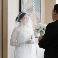 Dalam serangkaian foto pernikahan yang dibagikan Tina Toon di Instagramnya, momen tersebut tampak begitu intim. Tina Toon melaksanakan pernikahan tersebut terkesan diam-diam karena hanya dihadiri oleh keluarga. Foto: dok. Instagram/@tinatoon101