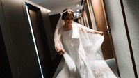 Wajah dan senyum bahagia Tina Toon menjelang pemberkatan nikah. Foto: dok. Instagram Tina Toon (@sekisah.photo)
