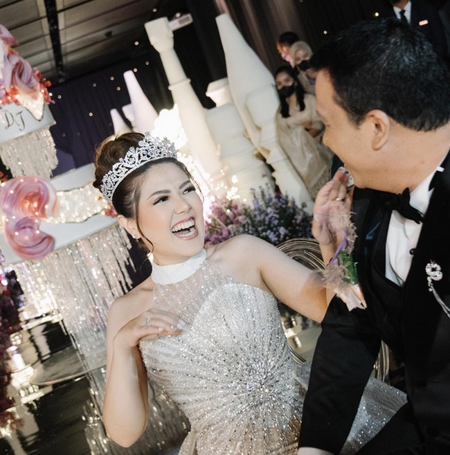 Ia pun berganti baju dengan gaun penyantin yang lebih glamour. Dalam momen resepsi itu Tina juga menggunakan tiara yang lebih besar dari momen pemberkatan.Foto: dok. Instagram/@tinatoon101