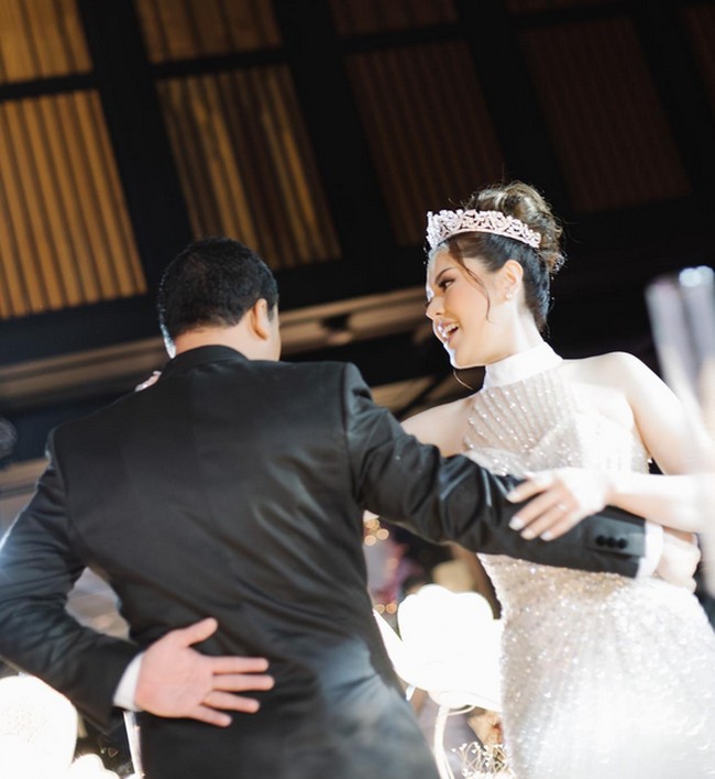 Inilah momen mesra saat Tina Toon dan suami berdansa. Foto: dok. Instagram/@tinatoon101