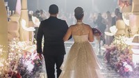 Meski pernikahan hanya dihadiri keluarga, Tina Toon dan suami tetap terlihat seperti raja dan ratu. Foto: dok. Instagram Tina Toon (@sekisah.photo)