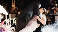 Saat berdansa, suasana romantis dan kebahagiaan Tina Toon serta Daniel benar-benar terasa. Foto: dok. Instagram Tina Toon (@sekisah.photo)