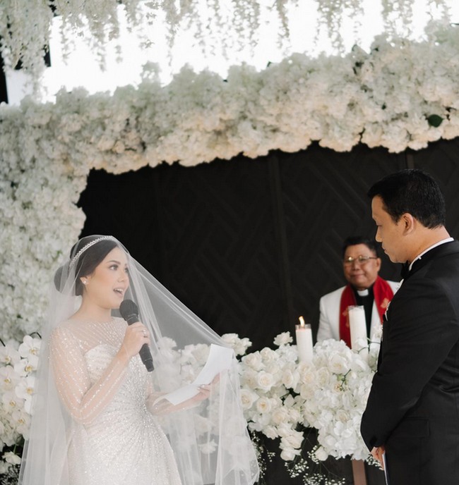 Dengan berbagai pertimbangan, Tina tetap melaksanakan pernikahannya, namun hanya acara kecil yang dihadiri oleh keluarga. Foto: dok. Instagram/@tinatoon101