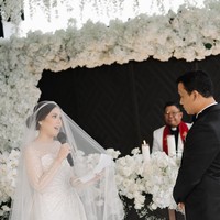 Dengan berbagai pertimbangan, Tina tetap melaksanakan pernikahannya, namun hanya acara kecil yang dihadiri oleh keluarga. Foto: dok. Instagram/@tinatoon101