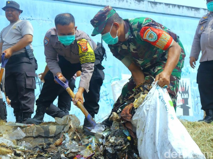 TNI-Polri saat melakukan pembersihan di Karawang