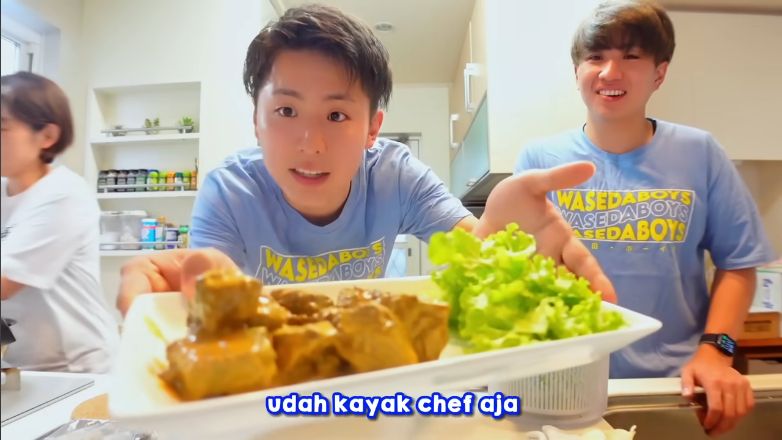 YouTuber Jepang coba memasak rendang untuk pertama kali