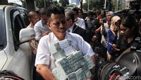 Uang dolar tersebut dikemas dalam beberap bungkus. 