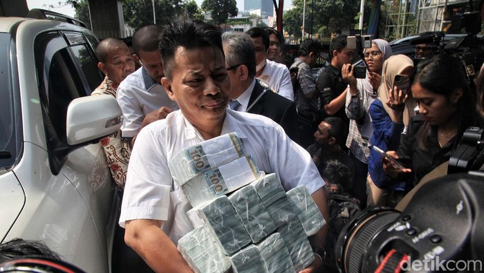 Pengacara Maqdir Ismail mengembalikan uang kliennya, Rp 27 Miliar ke Kejagung, Jakarta. Uang tersebut merupakan uang dalam kasus korupsi BTS Kominfo.