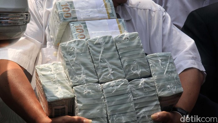 Pengacara Maqdir Ismail mengembalikan uang kliennya, Rp 27 Miliar ke Kejagung, Jakarta. Uang tersebut merupakan uang dalam kasus korupsi BTS Kominfo.