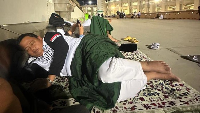 Wagub Jabar Uu Ruzhanul Ulum di sela menjalankan ibadah haji.