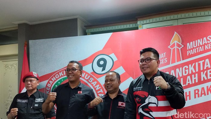 Waketum PKN Gerry Hukubun (paling kanan) (Anggi/detikcom)