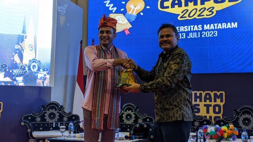 Wakil Menteri Hukum dan HAM (Wamenkumham) Edward Omar Sharif Hiariej didampingi Rektor Unram Bambang Hari Kusumo di Aula Dome Unram Mataram, Kamis (13/7/2023). (Foto: Ahmad Viqi/detikBali)