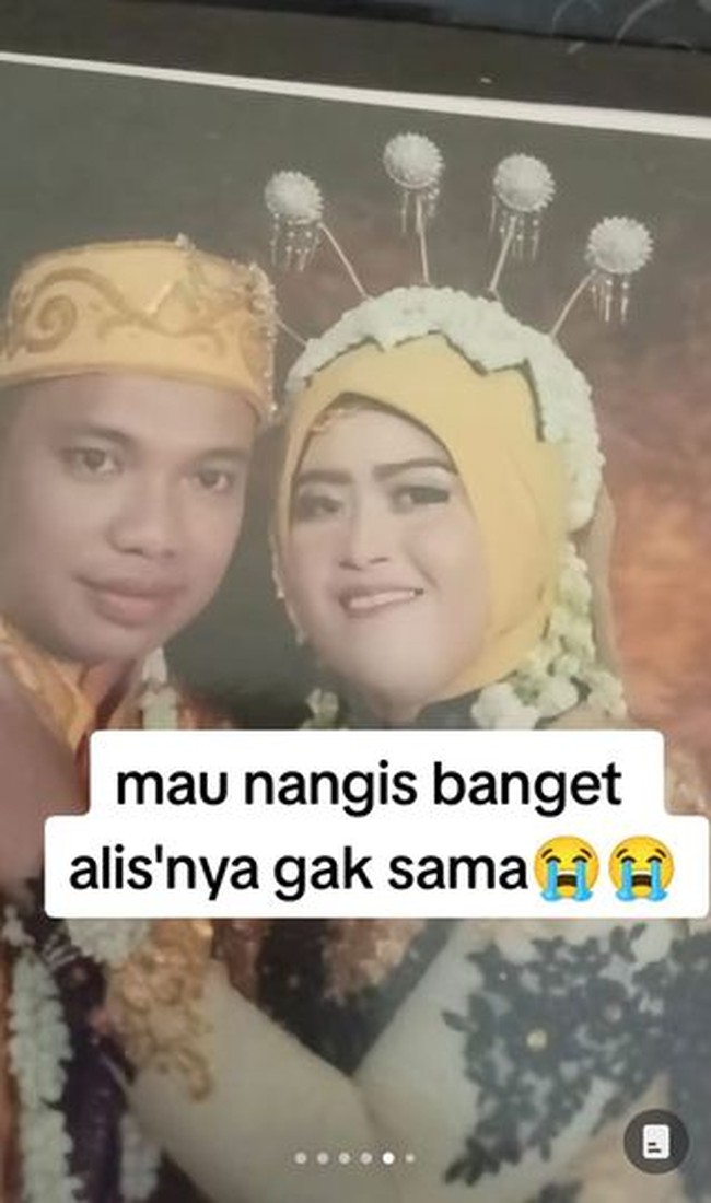 Namun sayangnya, tidak semua orang memilih MUA yang tepat bahkan ada yang salah memilih MUA. Seperti yang dialami oleh akun TikTok @adelyaasyifa. Dia mengaku salah memilih MUA dan tidak sesuai dengan keinginannya ketika acara pernikahannya tiba. Padahal ini aku mintanya model Sunda siger, tapi malah gak dikasih katanya ketinggalan bajunya, tulis keterangan video. Foto: Dok. TikTok @adelyaasyifa.