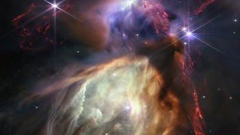 Untuk merayakan momen setahun ini, NASA merilis potret kelahiran bintang yang mirip dengan matahari di kompleks Rho Ophiuchi, wilayah pembentuk bintang terdekat dengan bumi. (REUTERS/NASA)