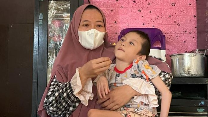 Di tengah keterbatasan ekonomi, Siti Aisah dan suami terus berjuang untuk kesembuhan anak mereka yang menderita cerebral palsy, Azka. Yuk, kita bantu mereka!