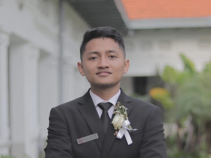 Zamzam tercatat sebagai mahasiswa termuda Unair 2017 silam. Kini, sebagai dokter, ia lanjut kuliah di kampus terbaik dunia dengan beasiswa LPDP. Ini kisahnya.