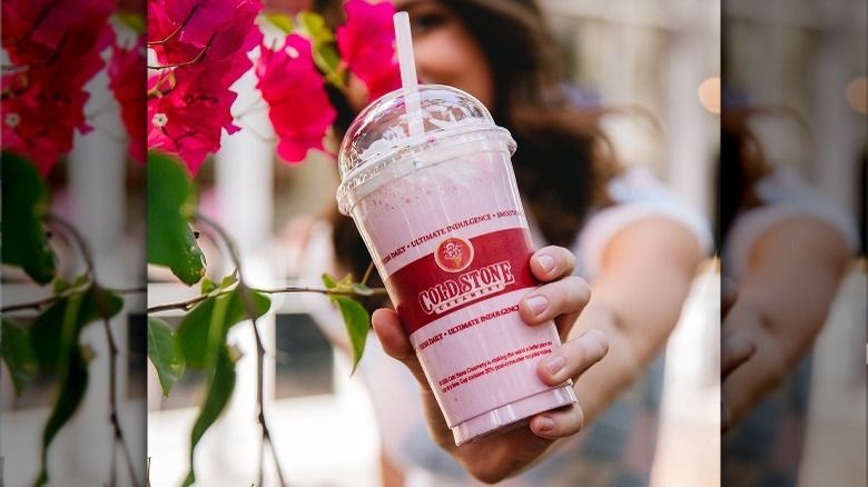 -Kocak! Tren Minum Milkshake Pink Ini, Ubah TikToker Pria Jadi 'Barbie'