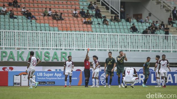 PSM Makassar membungkam perlawanan Persikabo 1973 dengan 10 pemain. Kemenangan PSM diraih berkat gol tunggal dari sang kapten, Wiljan Pluim.