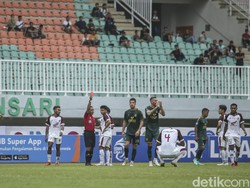 Memasuki babak kedua, PSM harus bermain dengan 10 orang setelah Dzaky Asraf diusir wasit. Pemain asal Polman itu diganjar kartu kuning kedua pada menit ke-66 setelah sebelumnya juga mendapat kartu kuning di menit ke-60.