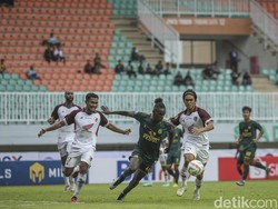 Tertinggal, Persikabo coba menekan pertahanan PSM.