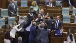 Adu Jotos Warnai Pembacaan Pidato PM Kosovo di Rapat Parlemen