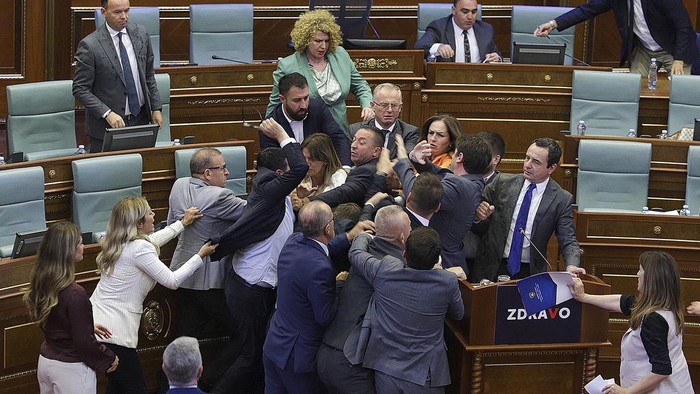 Perkelahian pecah saat Perdana Menteri Kosovo, Albin Kurti, sedang berpidato di hadapan parlemen. Kericuhan ini berawal saat anggota parlemen dari partai oposisi menyiramkan air ke arah Kurti.