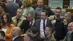 Adu Jotos Warnai Pembacaan Pidato PM Kosovo di Rapat Parlemen